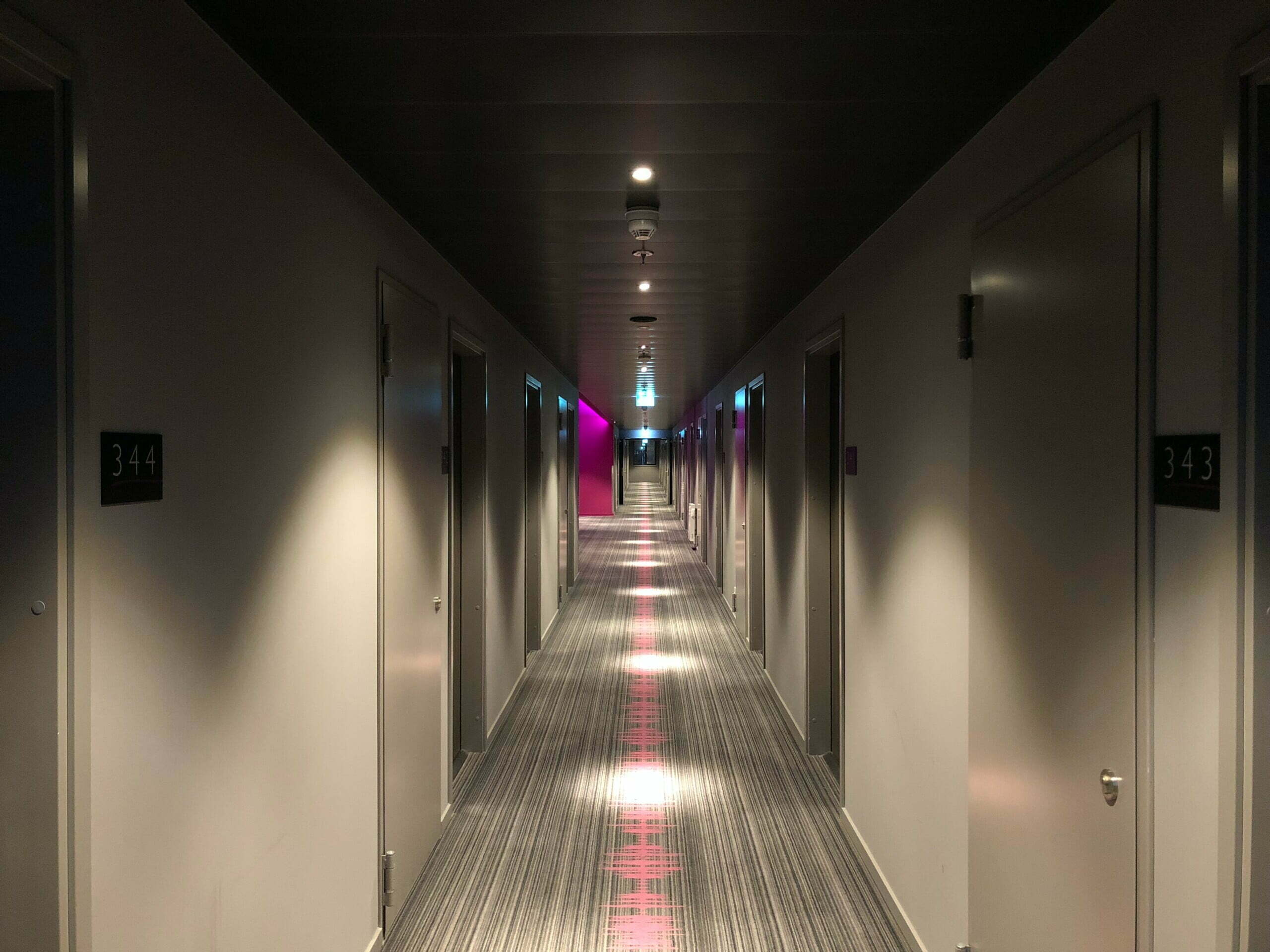 zarządzającymi osobami w hotelach